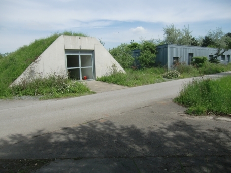 Raketenstation Hombroich : Der im Erdwall befindliche Ausstellungsraum des Field Institutes